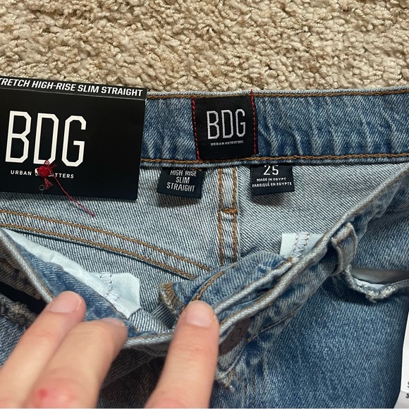 NWT women’s Urban Outfitters BDG distressed high-rise jeans - Picture 3 of 4